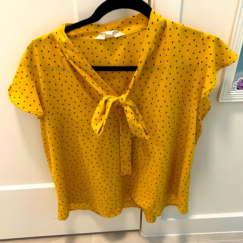 XL - Yellow short ruffled sleeve shirt with black polka dots